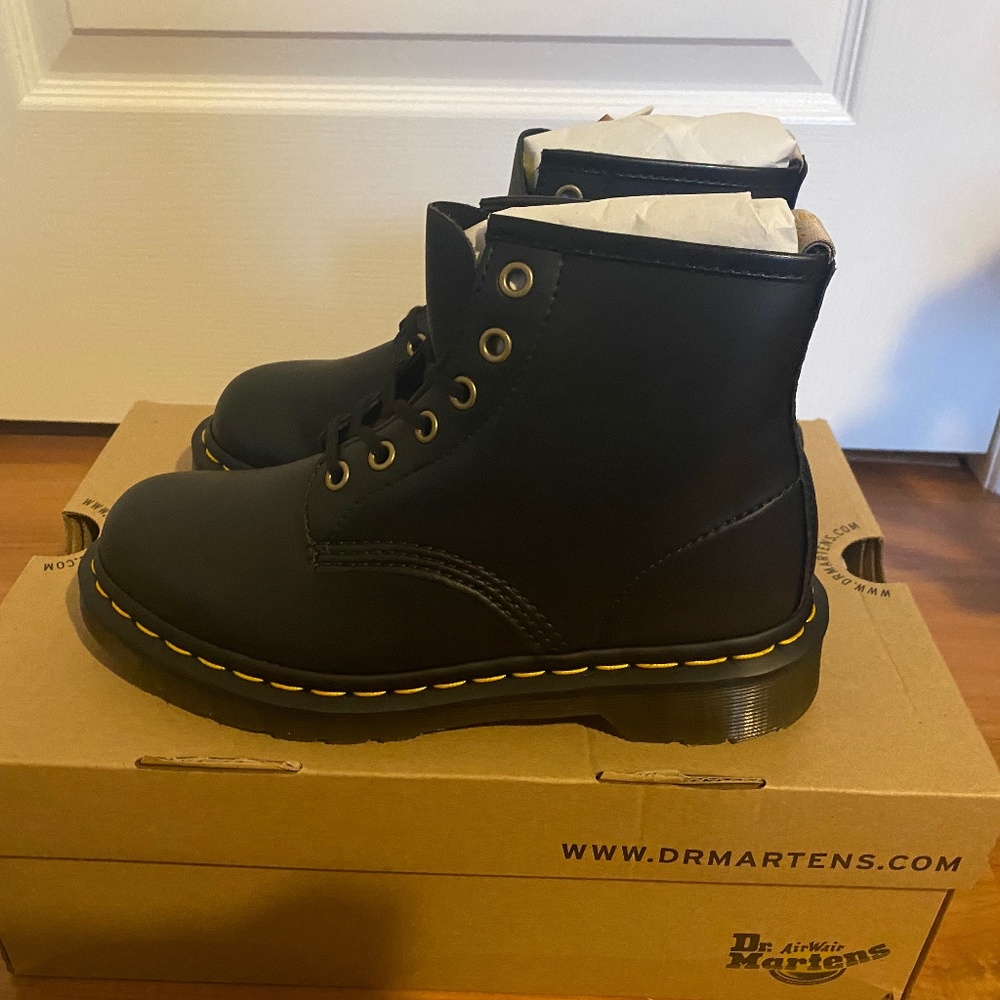 Doc Martens Vegan 101 Size 6